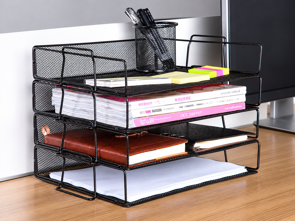Range-dossiers noir en métal sur un bureau